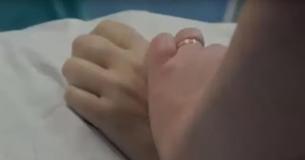 Hospital Staff Holds Woman's Hand So She Won't Die Alone After She's Taken Off Life Support Hospital Staff Holds Woman's Hand So She Won't Die Alone After She's Taken Off Life Support