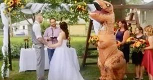 Maid-Of-Honor Wears T-Rex Costume After Bride Tells Her She Can Wear Anything Maid-Of-Honor Wears T-Rex Costume After Bride Tells Her She Can Wear Anything