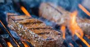 Des milliers de personnes planifient un BBQ de masse à la maison d'une végétalienne qui a amené ses voisins au tribunal pour avoir cuisiné de la viande Des milliers de personnes planifient un BBQ de masse à la maison d'une végétalienne qui a amené ses voisins au tribunal pour avoir cuisiné de la viande