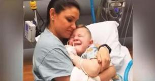 Menino de 5 anos assustado e andando sozinho após cirurgia recebe abraço apertado de enfermeira para se acalmar Menino de 5 anos assustado e andando sozinho após cirurgia recebe abraço apertado de enfermeira para se acalmar