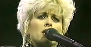 Lorrie Morgan interpreta el éxito de su difunto esposo Keith Whitley, 'Don't Close Your Eyes' Lorrie Morgan interpreta el éxito de su difunto esposo Keith Whitley, 'Don't Close Your Eyes'
