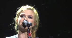Kelly Clarkson rompe en llanto durante la interpretación de 'Go Rest High On That Mountain' Kelly Clarkson rompe en llanto durante la interpretación de 'Go Rest High On That Mountain'