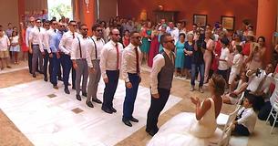 Los padrinos de boda se alinean delante de la novia, pero después un pequeño sale y se roba el show Los padrinos de boda se alinean delante de la novia, pero después un pequeño sale y se roba el show