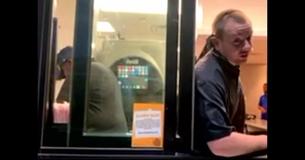 Mãe surda tenta pedir comida para filhos em Drive-Thru e funcionário recusa serviço através de bilhete Mãe surda tenta pedir comida para filhos em Drive-Thru e funcionário recusa serviço através de bilhete