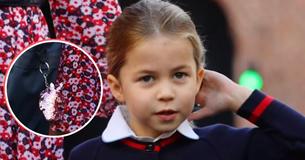 Princesa Charlotte leva um lindo chaveiro de unicórnio na mochila para o seu primeiro dia de aula Princesa Charlotte leva um lindo chaveiro de unicórnio na mochila para o seu primeiro dia de aula