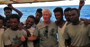 Richard Gere bezoekt migranten die op een schip op de Middellandse Zee vastzitten Richard Gere bezoekt migranten die op een schip op de Middellandse Zee vastzitten