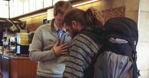 Dakloze man smeekt om restjes in restaurant en de manager doet een goede daad Dakloze man smeekt om restjes in restaurant en de manager doet een goede daad