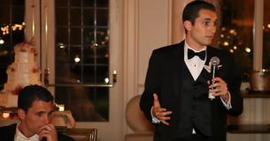 Un novio le pide a su hermano menor que haga un discurso sin saber que revelaría una confesión que haría llorar a todos Un novio le pide a su hermano menor que haga un discurso sin saber que revelaría una confesión que haría llorar a todos