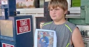 Un enfant de 10 ans de l'Oklahoma se tient devant une station-service et vend ses jouets pour payer les funérailles de son oncle Un enfant de 10 ans de l'Oklahoma se tient devant une station-service et vend ses jouets pour payer les funérailles de son oncle
