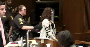 Mãe de motorista bêbada que riu da família de vítima no tribunal, acaba sendo presa Mãe de motorista bêbada que riu da família de vítima no tribunal, acaba sendo presa