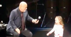 Filha de 3 anos de Billy Joel sobe ao palco e rouba a cena Filha de 3 anos de Billy Joel sobe ao palco e rouba a cena