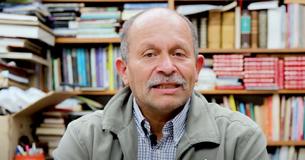 Garbage Collector Collects 25,000 Abandoned Books From Trash, Creates Community Library In His Home Garbage Collector Collects 25,000 Abandoned Books From Trash, Creates Community Library In His Home