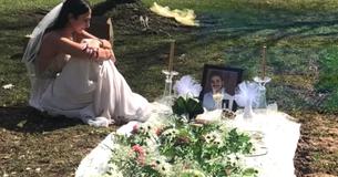 Une mariée au cœur brisé porte sa robe du mariée sur la tombe de son fiancé qui a été tué par balle juste avant leur mariage Une mariée au cœur brisé porte sa robe du mariée sur la tombe de son fiancé qui a été tué par balle juste avant leur mariage