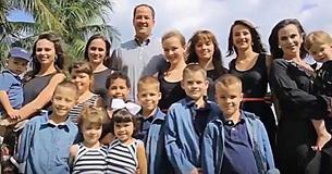 Mãe tem 16 crianças aos 40 anos de idade, ensina a todas elas em casa e as leva para 88 práticas esportivas por semana Mãe tem 16 crianças aos 40 anos de idade, ensina a todas elas em casa e as leva para 88 práticas esportivas por semana