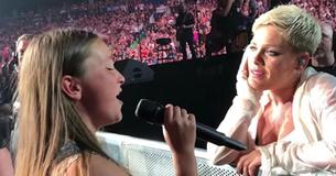 Menina de 12 anos canta Menina de 12 anos canta