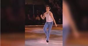Patinador sobre hielo que se parece a Kevin Bacon salta al hielo para llevar a cabo la coreografía de Patinador sobre hielo que se parece a Kevin Bacon salta al hielo para llevar a cabo la coreografía de