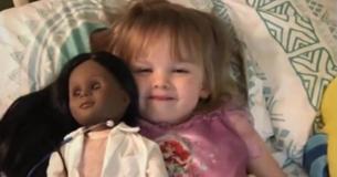 Niña de 2 años tiene que defender su elección de muñeca con la cajera Niña de 2 años tiene que defender su elección de muñeca con la cajera