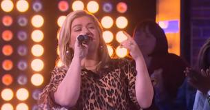 Kelly Clarkson Covers One Direction's 'What Makes You Beautiful' On Her New Talk Show Kelly Clarkson Covers One Direction's 'What Makes You Beautiful' On Her New Talk Show