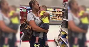 Sconosciuta aiuta il bambino piccolo di una mamma a calmarsi al supermercato Sconosciuta aiuta il bambino piccolo di una mamma a calmarsi al supermercato