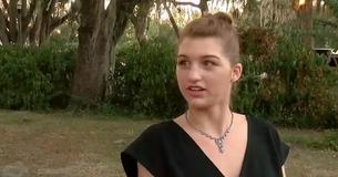 Une adolescente essaye d'aller au bal de fin d'année de son école, mais elle s'est vue refusée l'entrée car elle portait une combinaison Une adolescente essaye d'aller au bal de fin d'année de son école, mais elle s'est vue refusée l'entrée car elle portait une combinaison