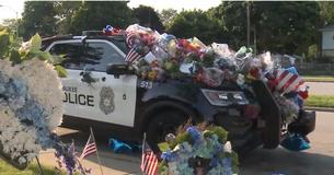 Fallen Cop's Car Is Covered In Gifts But A Single Note Written On White Paper Leaves Mark On Community Fallen Cop's Car Is Covered In Gifts But A Single Note Written On White Paper Leaves Mark On Community