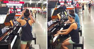 Empleado y cliente usan los pianos de una tienda para hacer una versión improvisada de una famosa canción Empleado y cliente usan los pianos de una tienda para hacer una versión improvisada de una famosa canción
