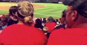 Duas irmãs vê mulher casada mandando mensagens para outro homem em estádio e decidem fazer um bilhete para homem traído Duas irmãs vê mulher casada mandando mensagens para outro homem em estádio e decidem fazer um bilhete para homem traído