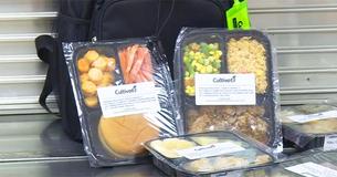 Une école utilise les restes d'aliments de la cafétéria pour en faire des repas congelés pour les élèves dans le besoin. Une école utilise les restes d'aliments de la cafétéria pour en faire des repas congelés pour les élèves dans le besoin.