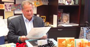 CEO Hand-Writes 9,200 Employee Birthday Cards Every Year CEO Hand-Writes 9,200 Employee Birthday Cards Every Year