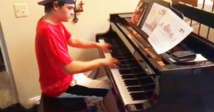 Une famille invite un livreur de pizzas à l'intérieur pour jouer du piano après qu'il ait servi la pizza-et il se retrouva ensuite dans l'émission The Ellen DeGeneres Show. Une famille invite un livreur de pizzas à l'intérieur pour jouer du piano après qu'il ait servi la pizza-et il se retrouva ensuite dans l'émission The Ellen DeGeneres Show.