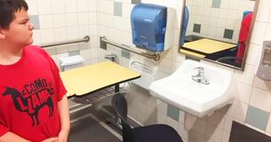 Le pupitre d'un élève autiste est déplacé dans les toilettes, sa mère scandalisée par la justification de l'école Le pupitre d'un élève autiste est déplacé dans les toilettes, sa mère scandalisée par la justification de l'école