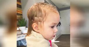 Un petit coupe les cheveux de sa sœur mais, heureusement, une coiffeuse à montré ses talents en offrant à la petite fille une nouvelle coupe fabuleuse Un petit coupe les cheveux de sa sœur mais, heureusement, une coiffeuse à montré ses talents en offrant à la petite fille une nouvelle coupe fabuleuse