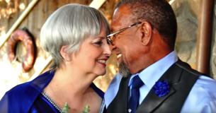 Des lycéens amoureux séparés par le racisme se réunissent et se marient plus de 4 décennies plus tard Des lycéens amoureux séparés par le racisme se réunissent et se marient plus de 4 décennies plus tard