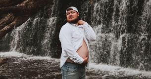 Pregnant Woman Is Put On Bedrest So Her Husband Steps In For Her In Maternity Photoshoot Pregnant Woman Is Put On Bedrest So Her Husband Steps In For Her In Maternity Photoshoot