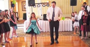 Un père surprend la foule avec ses pas de danse et son Groove Un père surprend la foule avec ses pas de danse et son Groove