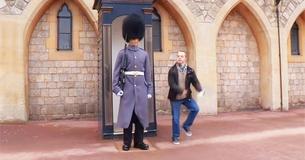 Un homme atteint du syndrome de la trisomie rend visite à son frère qui est gardien au château de Windsor Un homme atteint du syndrome de la trisomie rend visite à son frère qui est gardien au château de Windsor
