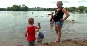 Une mère enceinte de 8 mois rate l'église pour apprendre à ses enfants à nager et finit par sauver un garçon de la noyade Une mère enceinte de 8 mois rate l'église pour apprendre à ses enfants à nager et finit par sauver un garçon de la noyade