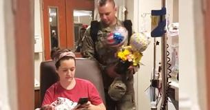 Une nouvelle maman envoie un texto à son mari militaire en poste pour lui dire que les jumeaux sont arrivés plus tôt - il est juste derrière elle Une nouvelle maman envoie un texto à son mari militaire en poste pour lui dire que les jumeaux sont arrivés plus tôt - il est juste derrière elle