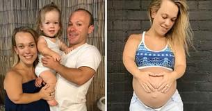 Família de três onde todos sofrem de nanismo chama a atenção quando mamãe exibe gravidez com barriga gigante Família de três onde todos sofrem de nanismo chama a atenção quando mamãe exibe gravidez com barriga gigante