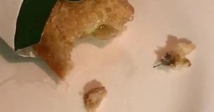 Une cliente est en pleurs après avoir mâché une araignée dans sa tarte aux pommes Une cliente est en pleurs après avoir mâché une araignée dans sa tarte aux pommes