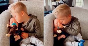 La maman n'arrive pas à arrêter le bébé de pleurer, mais son fils trisomique prend la relève La maman n'arrive pas à arrêter le bébé de pleurer, mais son fils trisomique prend la relève