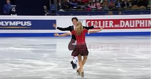 Le frère et sœur exécutent la danse écossaise sur glace qui remet le public debout Le frère et sœur exécutent la danse écossaise sur glace qui remet le public debout