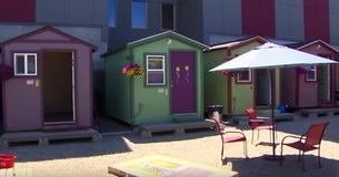 Adolescentes sin hogar decidieron vivir en casitas desperdigadas por los Estados Unidos Adolescentes sin hogar decidieron vivir en casitas desperdigadas por los Estados Unidos