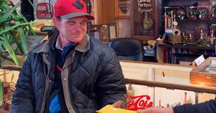 Homeless Man Accidentally Sells Rare Item For $20 To Antique Shop – Owner Hunts Him Down Homeless Man Accidentally Sells Rare Item For $20 To Antique Shop – Owner Hunts Him Down
