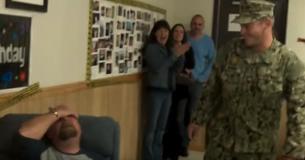 Un soldat revient d'un déploiement plus tôt que prévu pour fêter le 50e anniversaire de naissance de son père Un soldat revient d'un déploiement plus tôt que prévu pour fêter le 50e anniversaire de naissance de son père