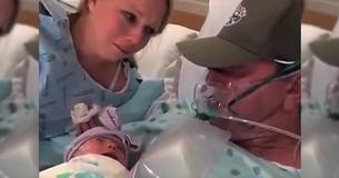 Madre induce el parto para que el padre a punto de morir pueda conocer a su bebé recién nacida, ella la sostiene en los brazos del padre cuando él fallece. Madre induce el parto para que el padre a punto de morir pueda conocer a su bebé recién nacida, ella la sostiene en los brazos del padre cuando él fallece.