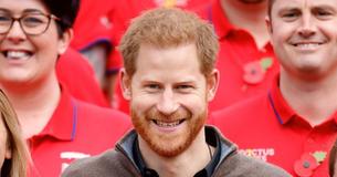 El príncipe Harry le muestra su anillo de bodas a la colegiala que lo llamó El príncipe Harry le muestra su anillo de bodas a la colegiala que lo llamó