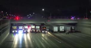 13 caminhoneiros se alinham debaixo de ponte para ajudar policiais impedirem um suicídio em estrada 13 caminhoneiros se alinham debaixo de ponte para ajudar policiais impedirem um suicídio em estrada