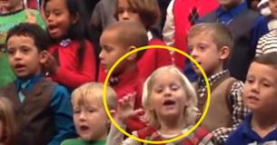 La niña ganó incontables corazones al cantar una canción navideña en el concierto escolar en lenguaje de señas para sus padres sordos La niña ganó incontables corazones al cantar una canción navideña en el concierto escolar en lenguaje de señas para sus padres sordos