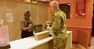 Soldado va a pagar su pedido pero cambia de opinión cuando ve a dos chicos hambrientos en el restaurante Soldado va a pagar su pedido pero cambia de opinión cuando ve a dos chicos hambrientos en el restaurante